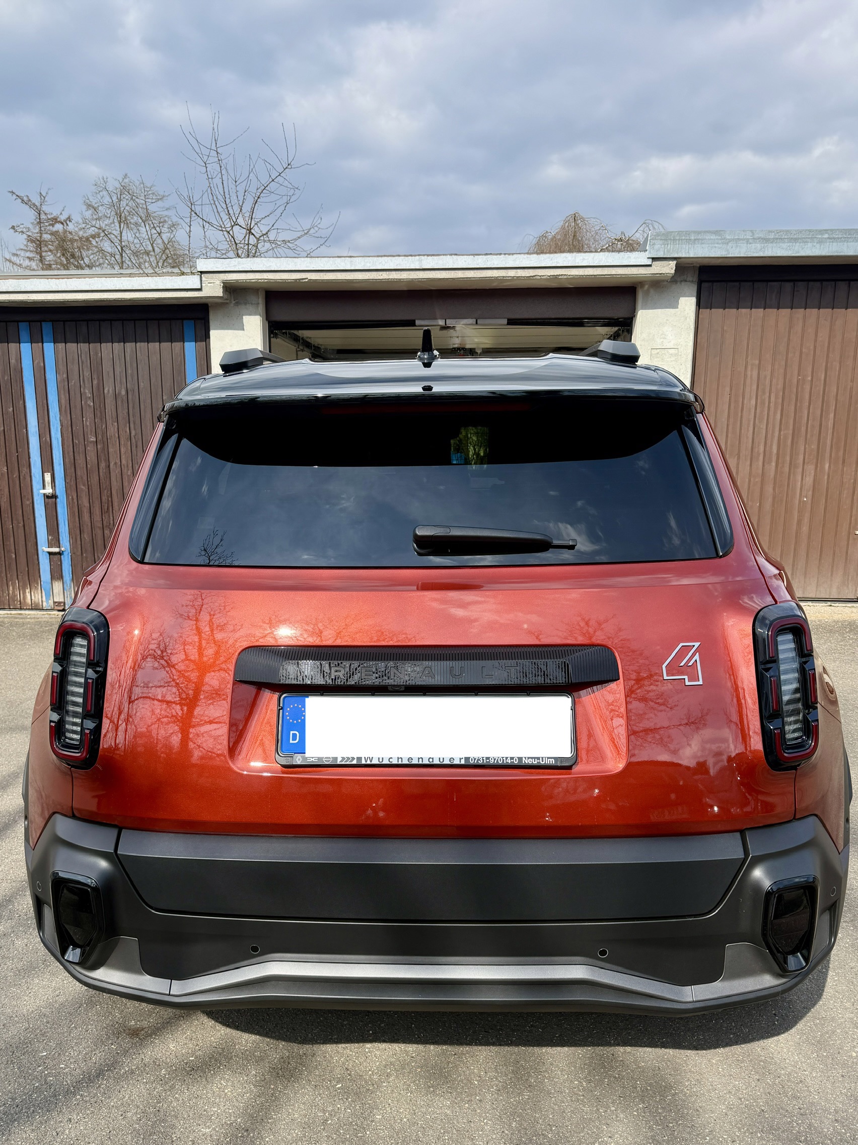 R4 E-Tech Electric, Iconic, Terracotta Braun