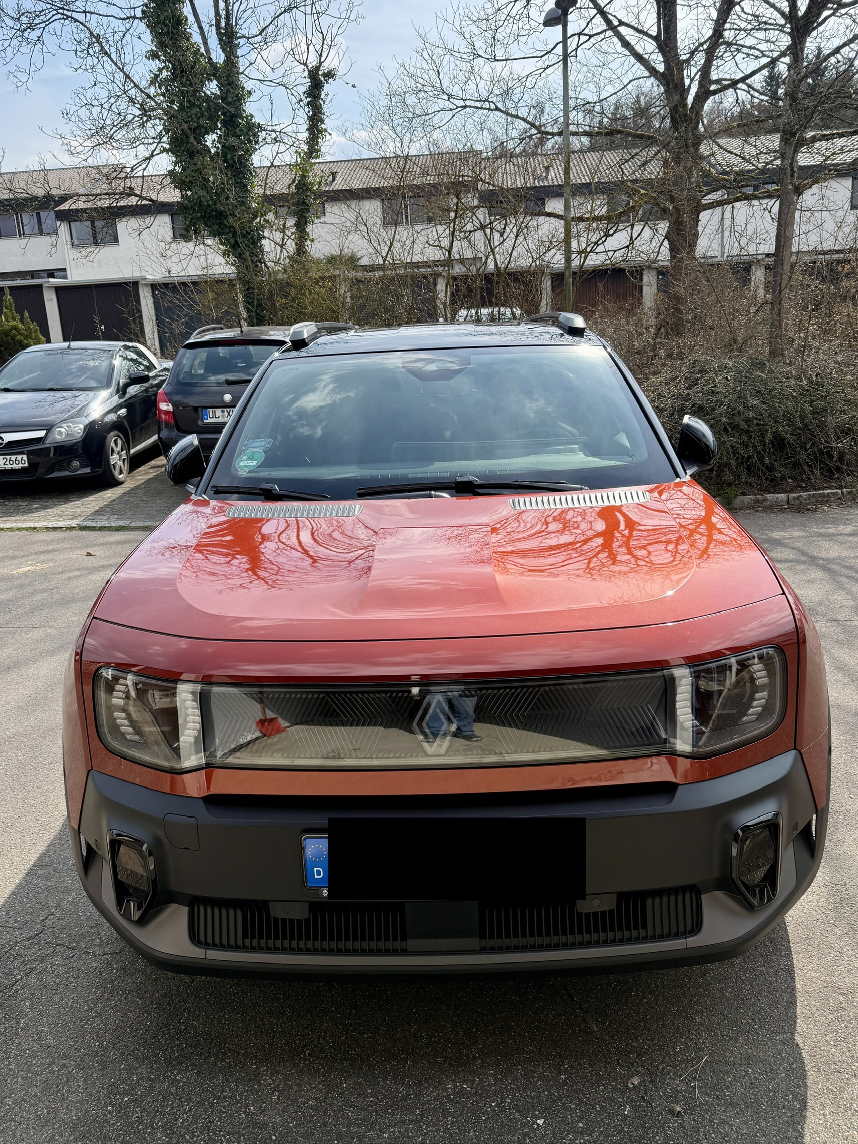 R4 E-Tech Electric, Iconic, Terracotta Braun